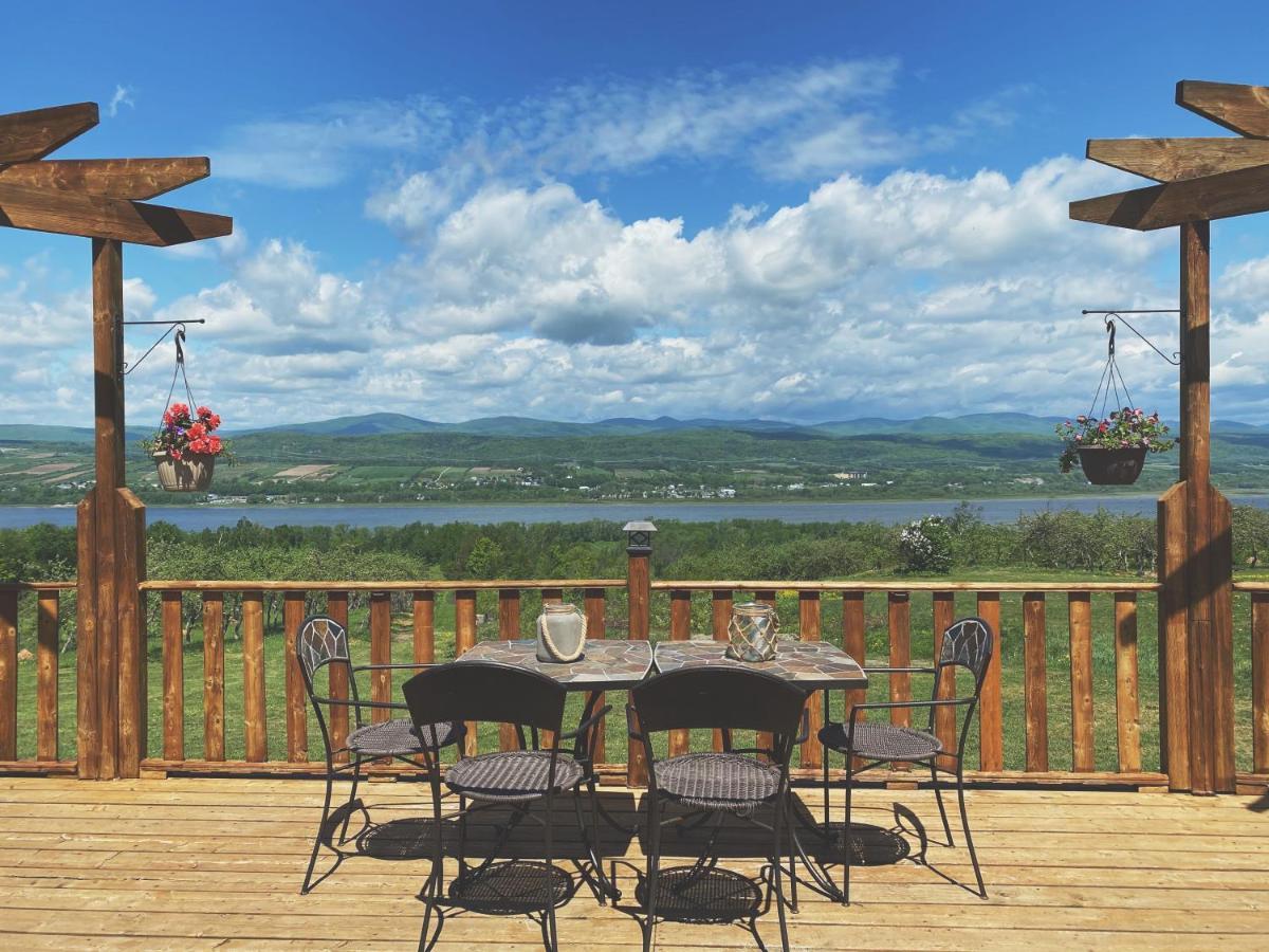 Domaine Steinbach Cidrerie B&B Distillerie St-Pierre-de-l'Île-d'Orléans エクステリア 写真