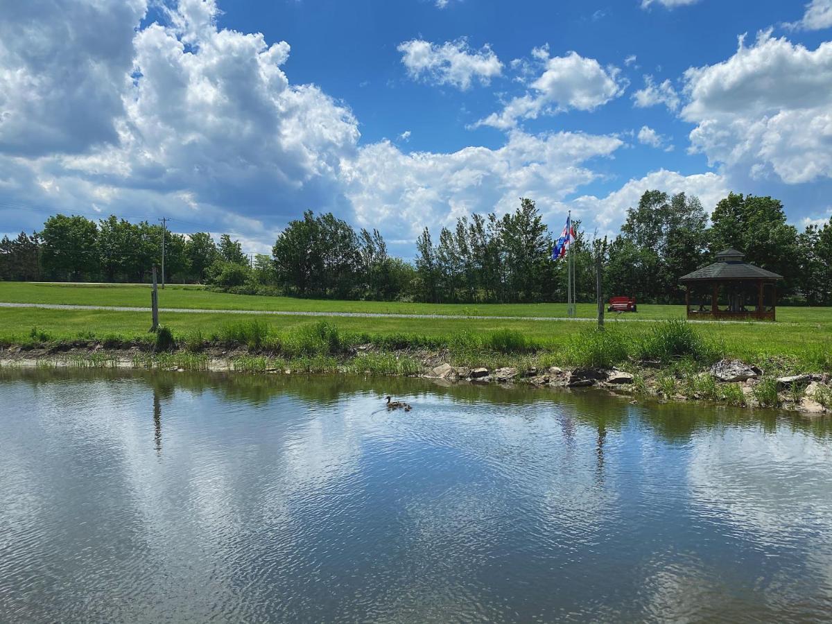 Domaine Steinbach Cidrerie B&B Distillerie St-Pierre-de-l'Île-d'Orléans エクステリア 写真