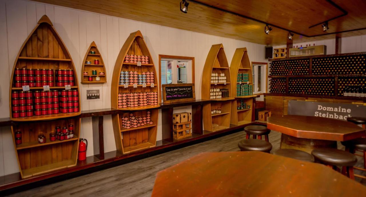 Domaine Steinbach Cidrerie B&B Distillerie St-Pierre-de-l'Île-d'Orléans エクステリア 写真